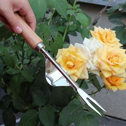 Kép valamiből Gyomkiszedő rugós vasszerkezettel és fa nyéllel