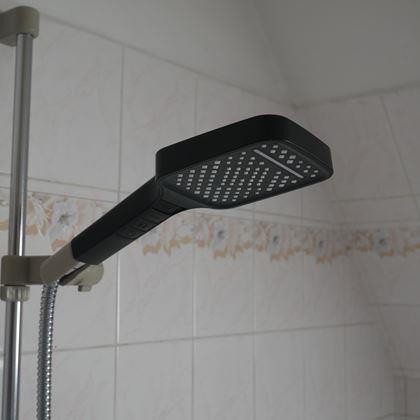 Kép valamiből Fekete zuhanyfej 3 vízsugár üzemmóddal