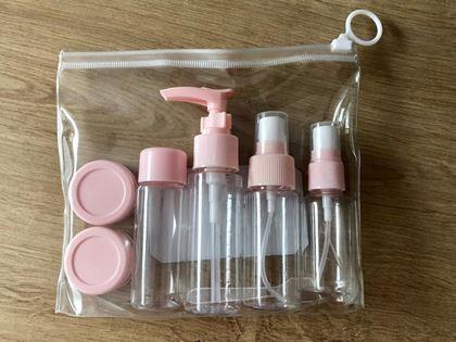 Kép valamiből Utazási kozmetikai üvegcsék készlete repülőgépre való táskával, 50 ml