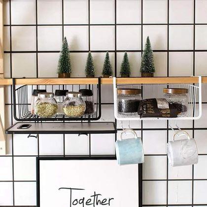 Kép valamiből Függeszthető fém kosár akasztókkal - fehér