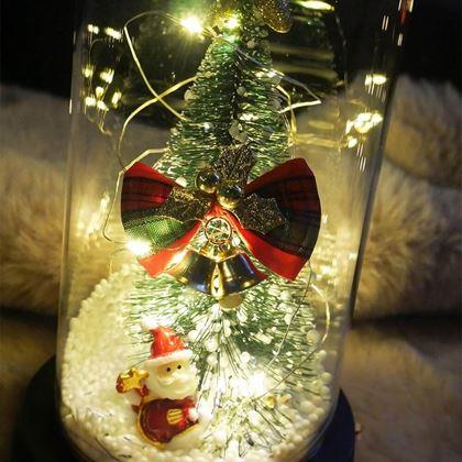 Kép valamiből Világító karácsonyfa üveg vázában, ajándékcsomagolásban