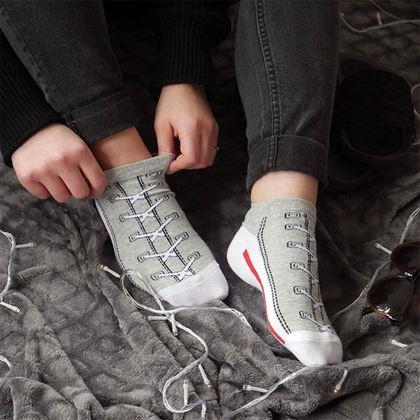 Kép valamiből Tornacipő mintás zokni  -  szürke