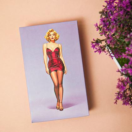 Kép valamiből Papírzsebkendők dobozban - hölgy ruhában