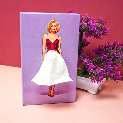 Kép valamiből Papírzsebkendők dobozban - hölgy ruhában