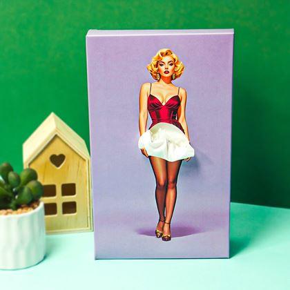 Kép valamiből Papírzsebkendők dobozban - hölgy ruhában