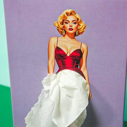 Kép valamiből Papírzsebkendők dobozban - hölgy ruhában