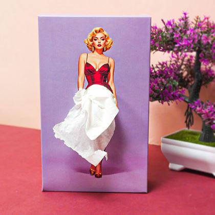 Kép valamiből Papírzsebkendők dobozban - hölgy ruhában