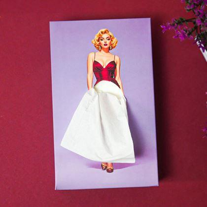 Kép valamiből Papírzsebkendők dobozban - hölgy ruhában