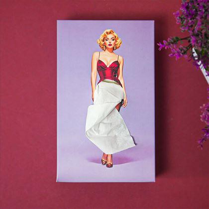 Kép valamiből Papírzsebkendők dobozban - hölgy ruhában