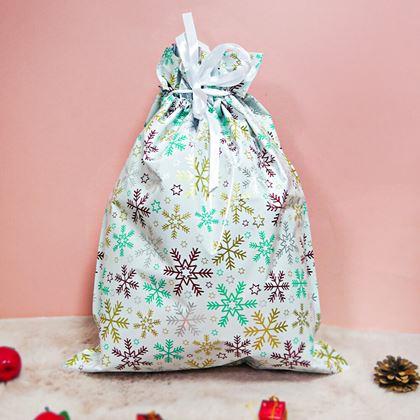 Kép valamiből Karácsonyi ajándékcsomagoló táska madzaggal - 51x39 cm - hópehelyek
