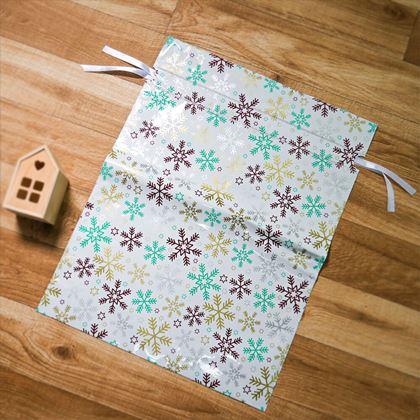 Kép valamiből Karácsonyi ajándékcsomagoló táska madzaggal - 51x39 cm - hópehelyek
