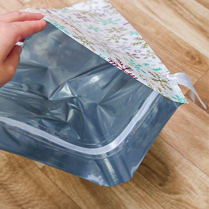 Kép valamiből Karácsonyi ajándékcsomagoló táska madzaggal - 51x39 cm - hópehelyek