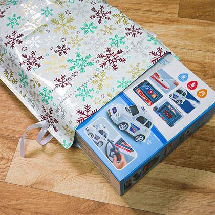 Kép valamiből Karácsonyi ajándékcsomagoló táska madzaggal - 51x39 cm - hópehelyek