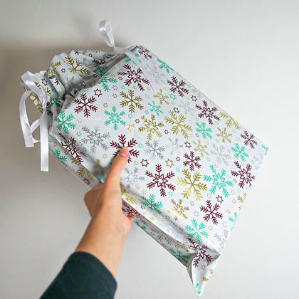 Kép valamiből Karácsonyi ajándékcsomagoló táska madzaggal - 51x39 cm - hópehelyek
