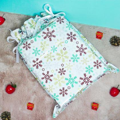 Kép valamiből Karácsonyi ajándékcsomagoló táska madzaggal - 51x39 cm - hópehelyek
