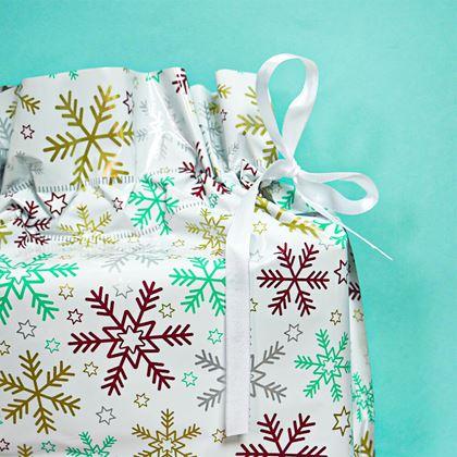 Kép valamiből Karácsonyi ajándékcsomagoló táska madzaggal - 51x39 cm - hópehelyek