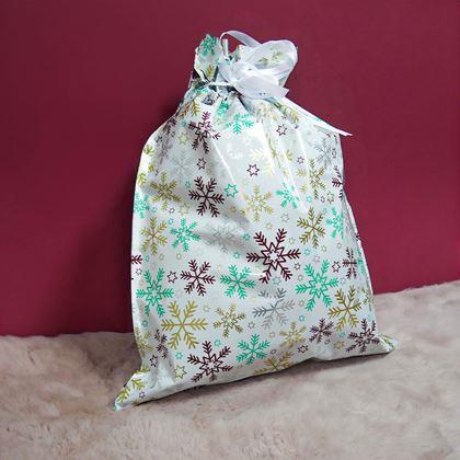 Kép valamiből Karácsonyi ajándékcsomagoló táska madzaggal - 51x39 cm - hópehelyek