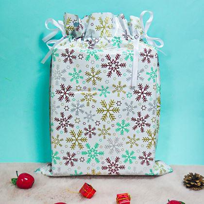 Kép valamiből Karácsonyi ajándékcsomagoló táska madzaggal - 51x39 cm - hópehelyek