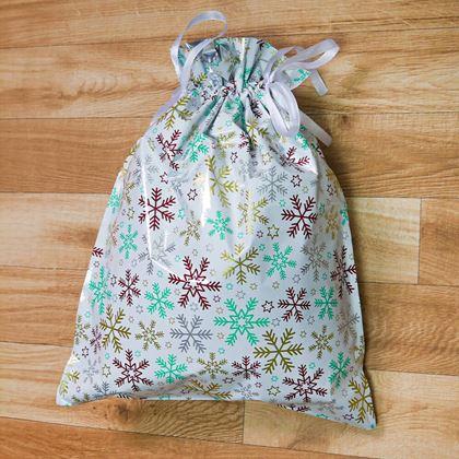 Kép valamiből Karácsonyi ajándékcsomagoló táska madzaggal - 51x39 cm - hópehelyek