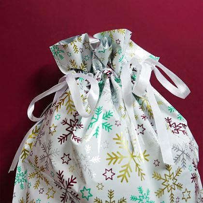 Kép valamiből Karácsonyi ajándékcsomagoló táska madzaggal - 51x39 cm - hópehelyek