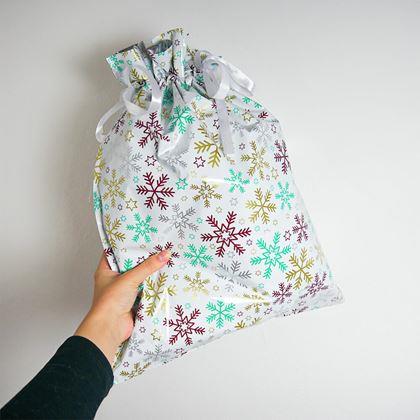 Kép valamiből Karácsonyi ajándékcsomagoló táska madzaggal - 51x39 cm - hópehelyek