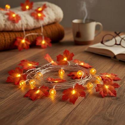 Kép valamiből LED fényekkel díszített őszi lombos fényfüzér