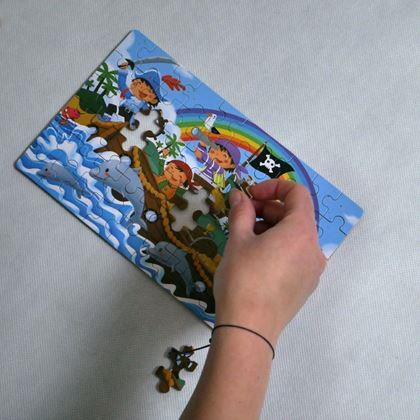 Kép valamiből Dětské puzzle v plechové krabičce - piráti