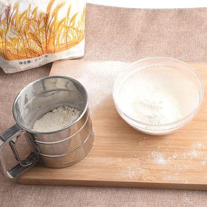 Kép valamiből Rozsdamentes acél konyhai szűrő mérőpohárral