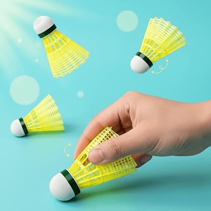 Kép valamiből Tollaslabda edző 3 tollaslabdával