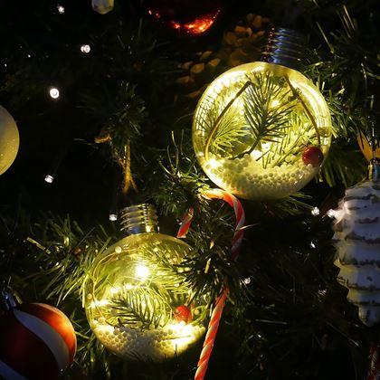 Kép valamiből Karácsonyi LED világító gömb karácsonyfára -  fenyőtűk