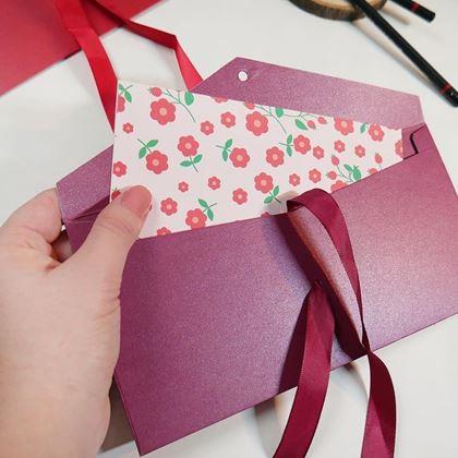 Kép valamiből Ajándék boríték szalaggal -  bordó