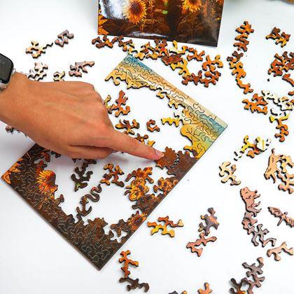 Kép valamiből Szabálytalan formájú fából készült puzzle  - napraforgómező