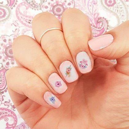 Kép valamiből Körömmatrica készlet - 71 db virág