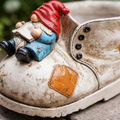Kép valamiből Dekoratív virágtartó - manó a cipőn