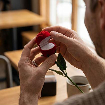 Kép valamiből Gyűrűtartó doboz rózsa alakban